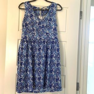 Sleeveless patterned dress with pockets and exposed gold zipper in the back